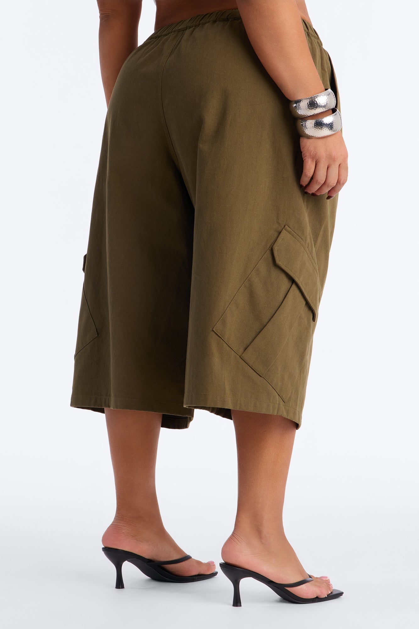 She's A Keeper Cargo Bermuda Short - Olive